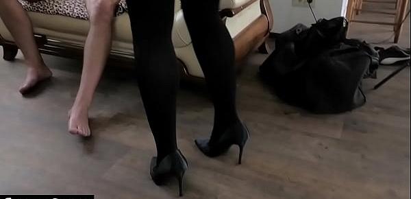 DEUTSCHE BLONDINE GIBT BLOWJOB UND LÄSST SICH AUF DIE NYLONS SPRITZEN
